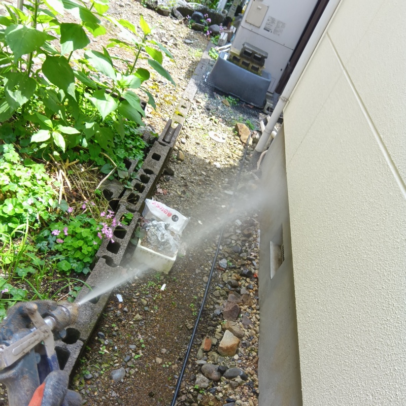 建物外周に防蟻剤を散布