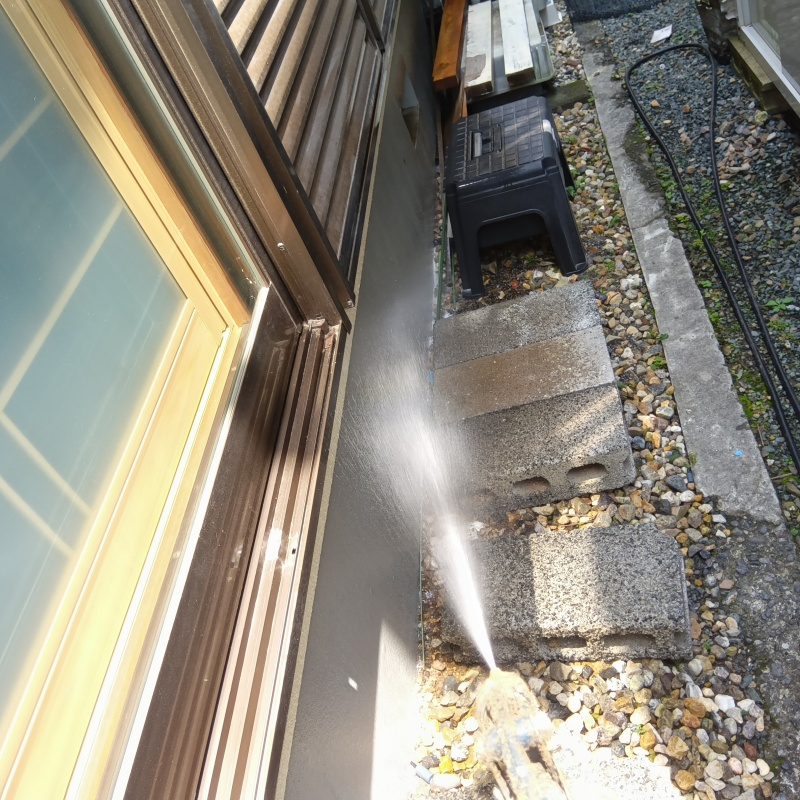 建物外周に防蟻剤を散布