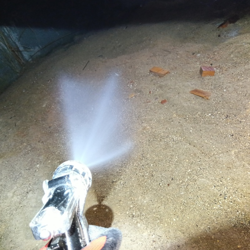 床下の土壌にシロアリ駆除剤を散布