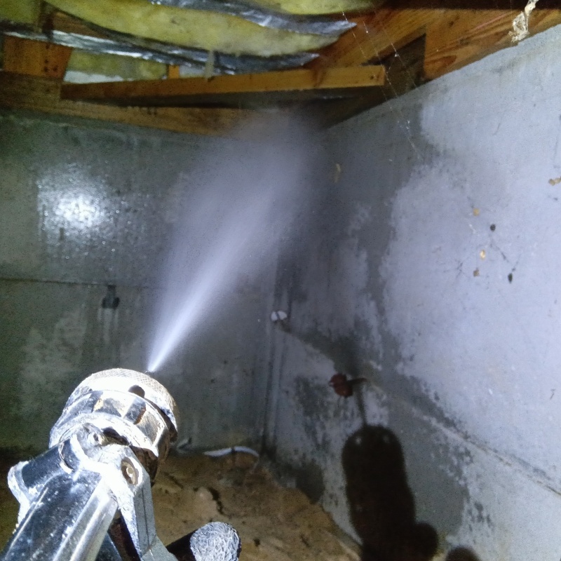 床下の基礎にシロアリ駆除剤を散布
