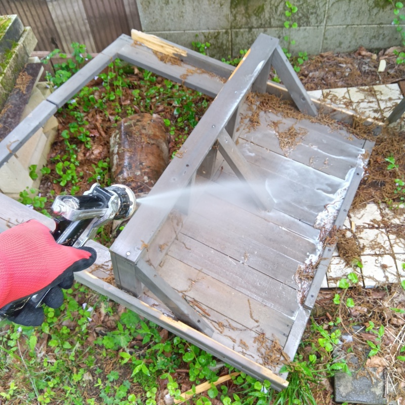 庭の資材にシロアリ駆除剤を散布