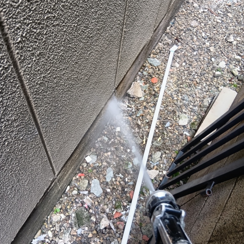 建物まわりの土壌にシロアリ駆除剤を散布
