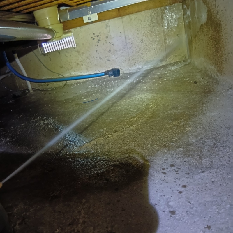 床下の土壌・基礎にシロアリ駆除剤を散布