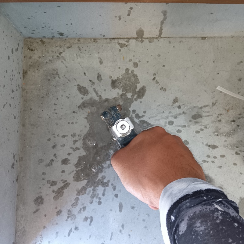 床コンクリートに穴を開けて防蟻剤を注入