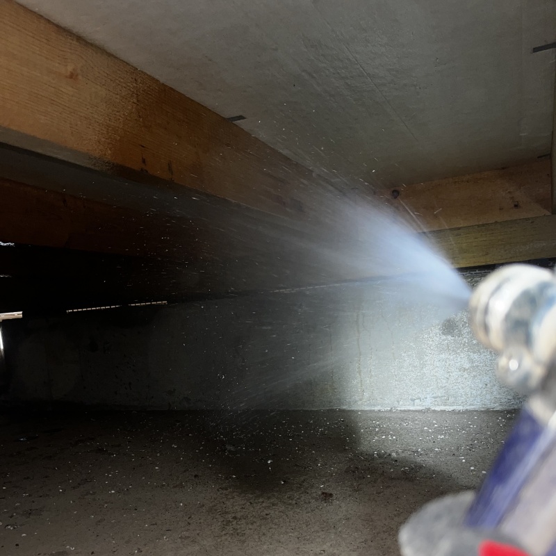 床下の木部にシロアリ駆除剤を散布