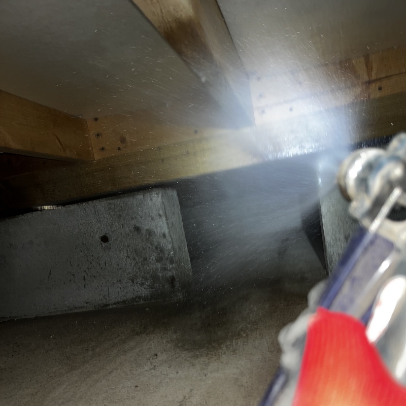 床下の木部にシロアリ駆除剤を散布