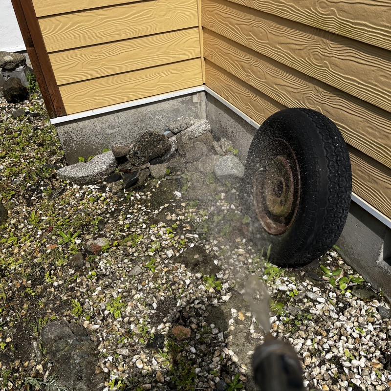 敷地内の土壌にシロアリ駆除剤を散布