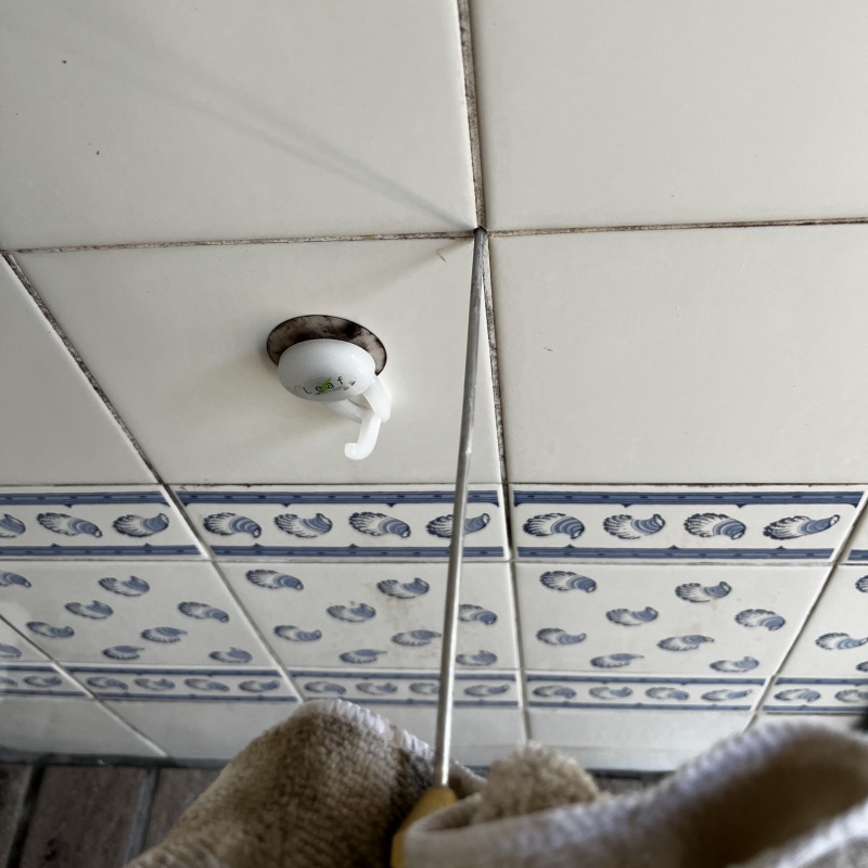 浴室の壁にシロアリ駆除剤を注入