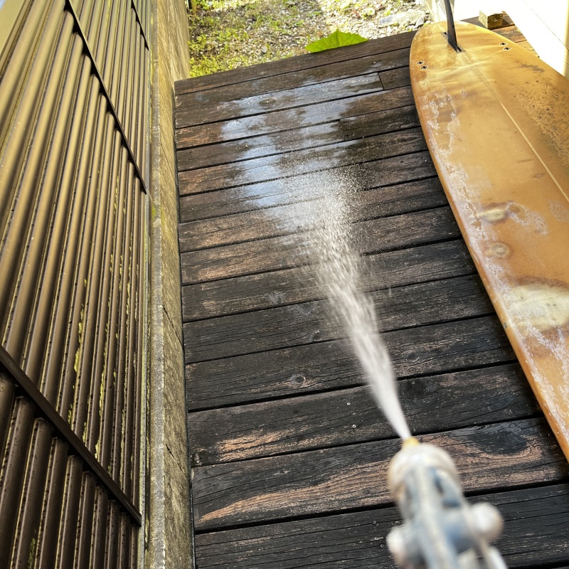 ウッドデッキにシロアリ駆除剤を散布