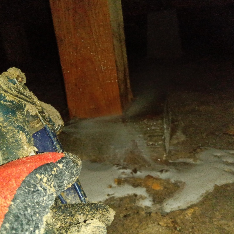 床下の束石にシロアリ駆除剤を散布