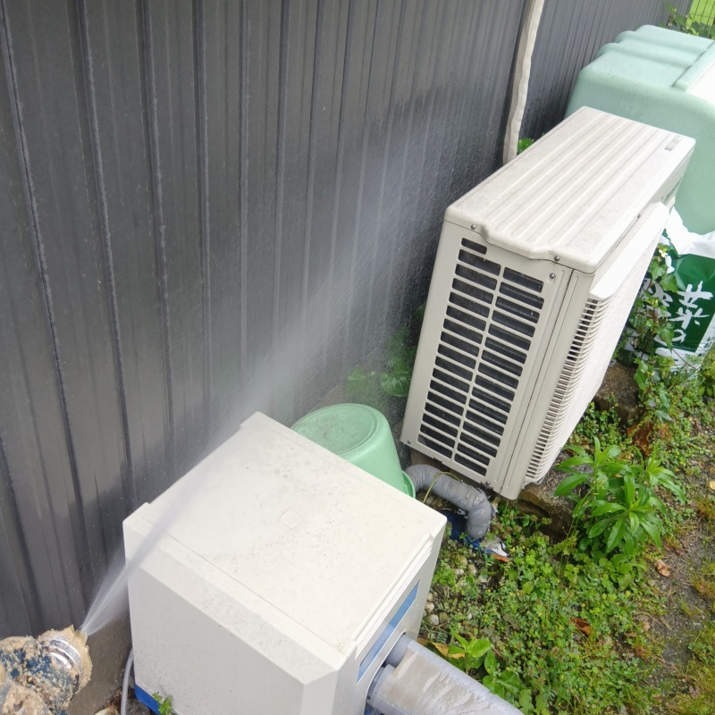 建物外周にシロアリ駆除剤を散布