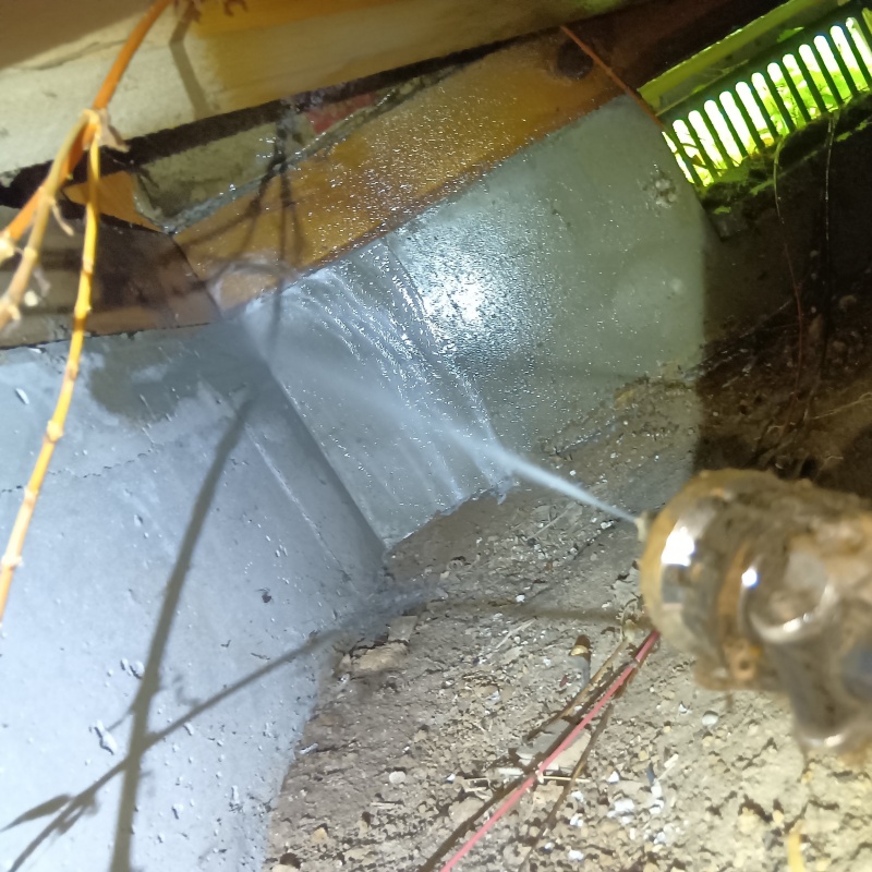 床下の基礎にシロアリ駆除剤を散布