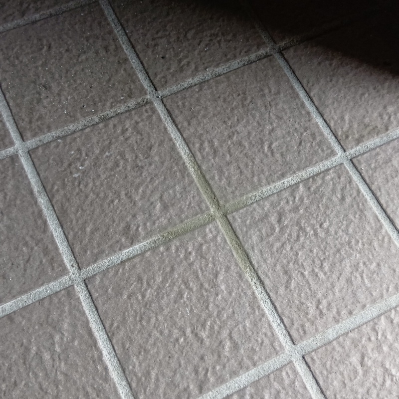 開けた穴をパテで補修