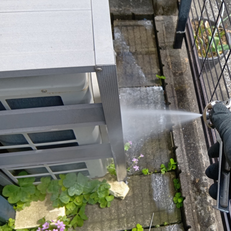 室外機の周辺にシロアリ駆除剤を散布