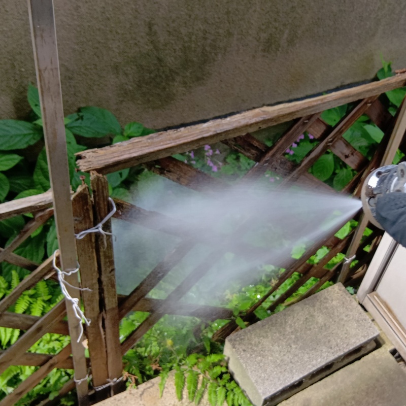 木製の塀にシロアリ駆除剤を散布