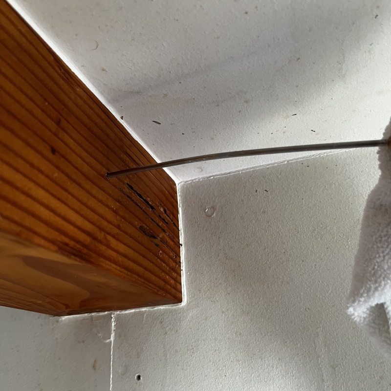 室内の木部にシロアリ駆除剤を注入