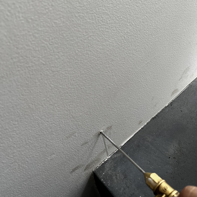 外壁にシロアリ駆除剤を注入