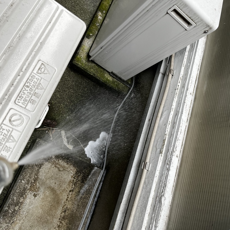 建物外周にシロアリ駆除剤を散布