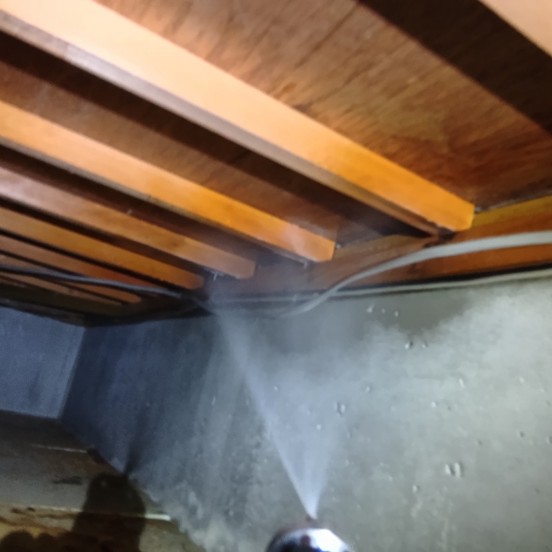 床下の木部にシロアリ駆除剤を散布