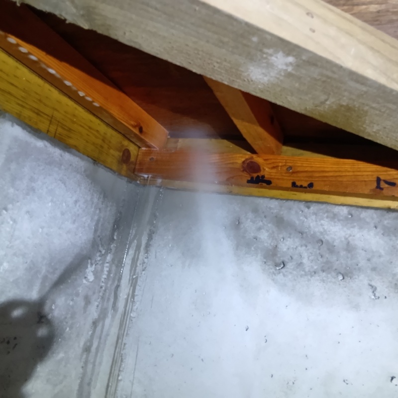 床下の木部にシロアリ駆除剤を散布