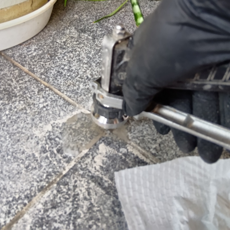 玄関ポーチの床にシロアリ駆除剤を注入