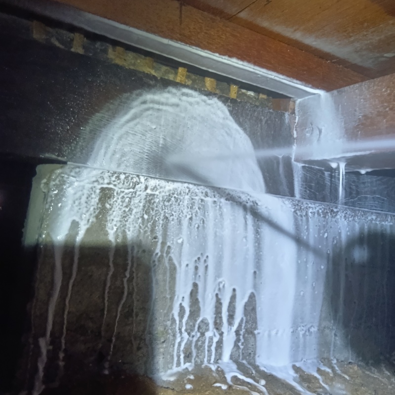 床下の木部にシロアリ駆除剤を散布