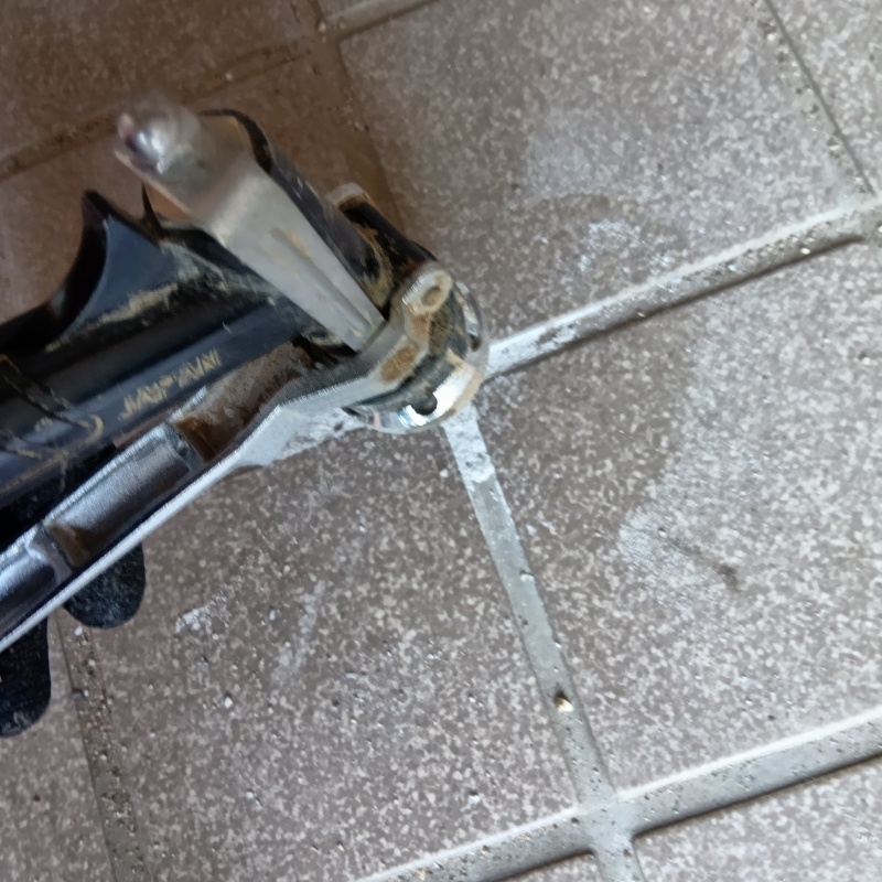 玄関の床にシロアリ駆除剤を注入