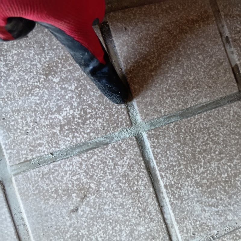 開けた穴をパテで補修