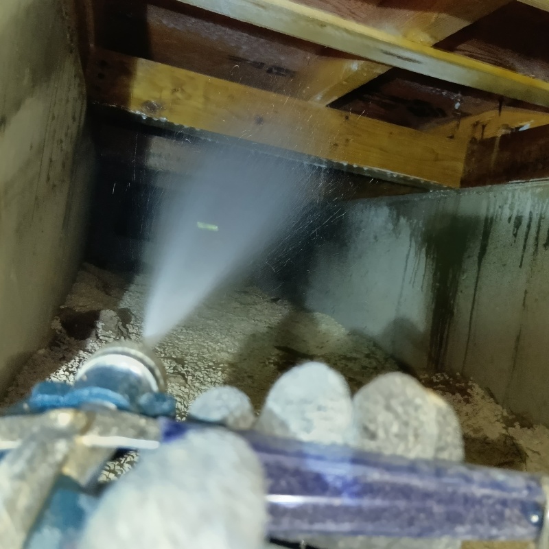 床下の木部にシロアリ駆除剤を散布