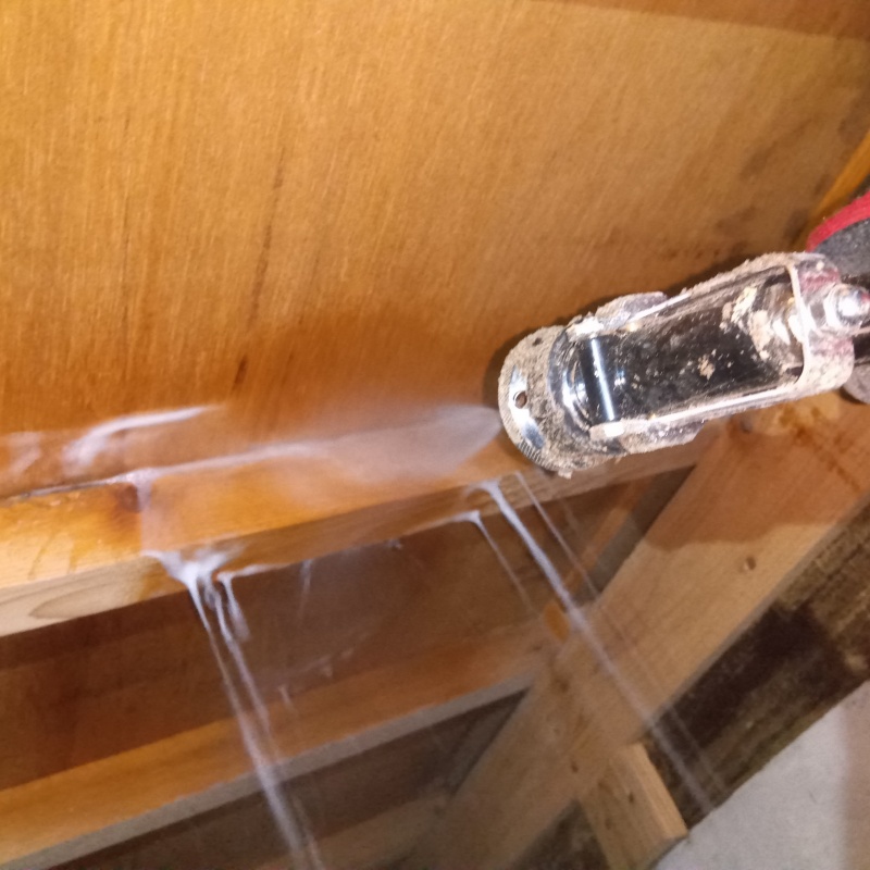 床下の木部にシロアリ駆除剤を散布