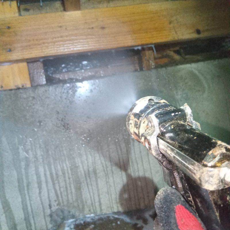 床下の基礎にシロアリ駆除剤を散布