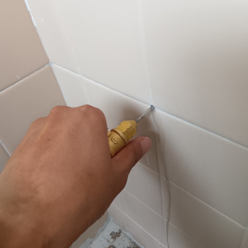 浴室の壁にシロアリ駆除剤を注入