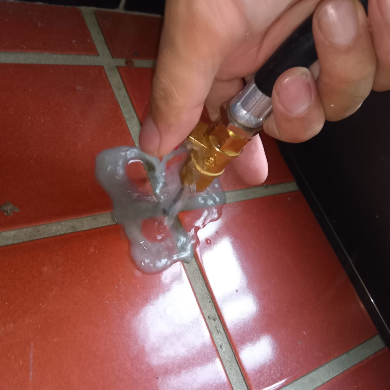 玄関の床タイルにシロアリ駆除剤を注入