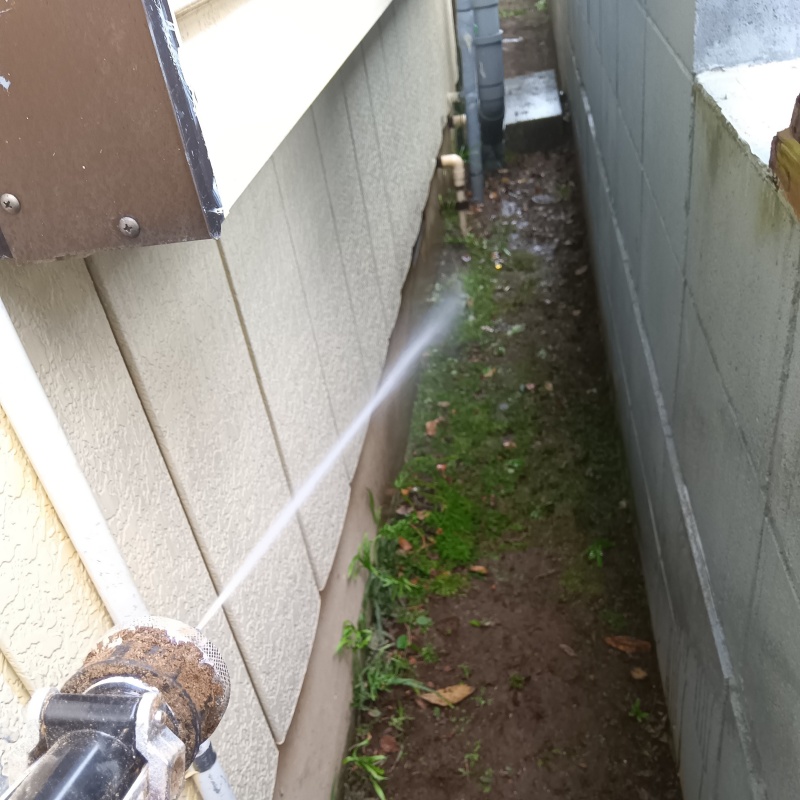 建物外周にシロアリ駆除剤を散布