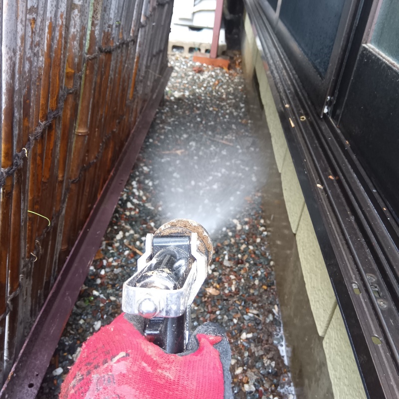 建物外周にシロアリ駆除剤を散布