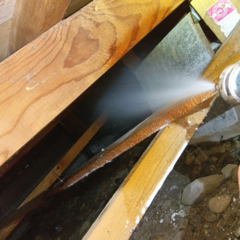 床下の木部にシロアリ駆除剤を散布