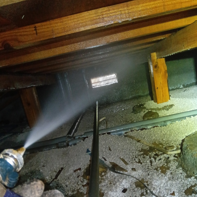 床下の木部にシロアリ駆除剤を散布