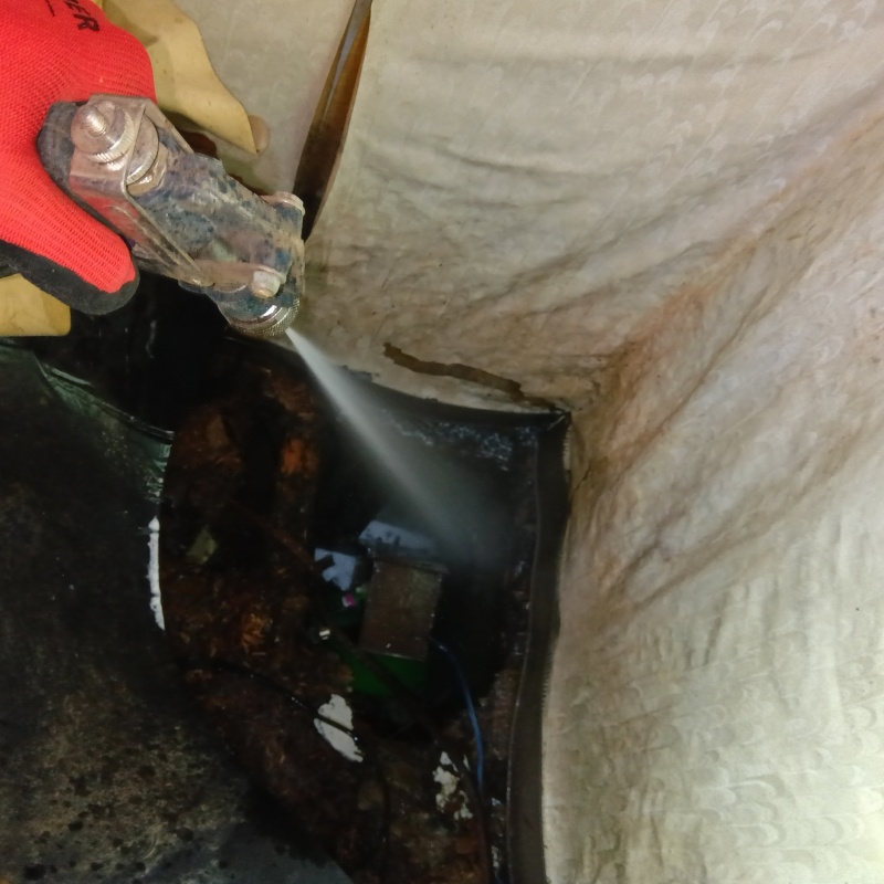 床下の土壌にシロアリ駆除剤を散布