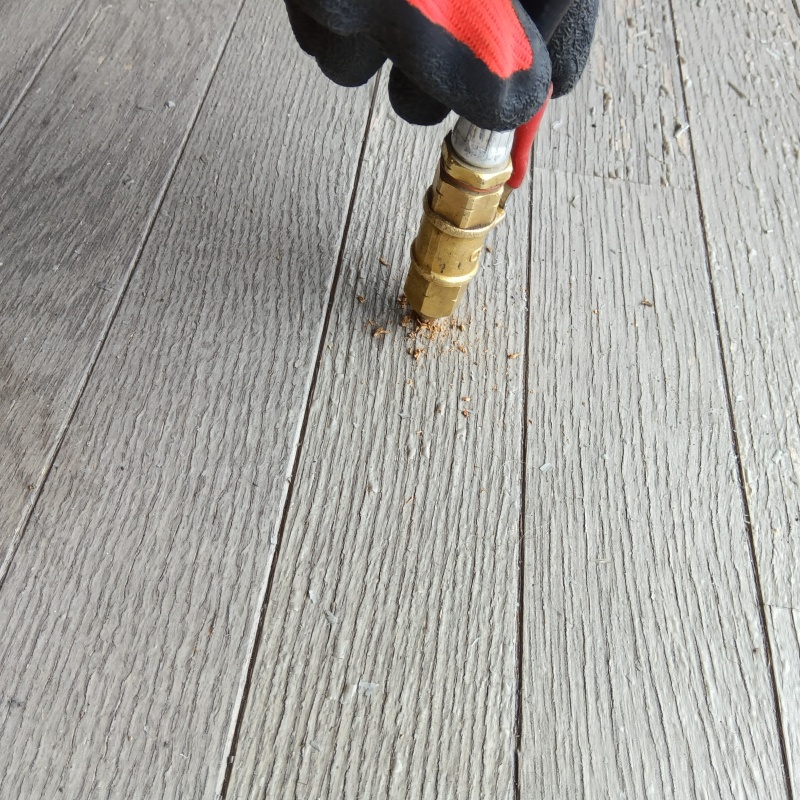 室内の木部にシロアリ駆除剤を注入