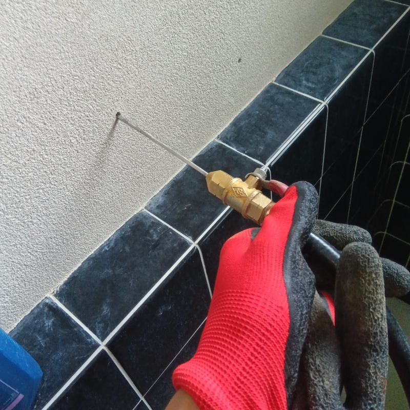 浴室の壁にシロアリ駆除剤を注入