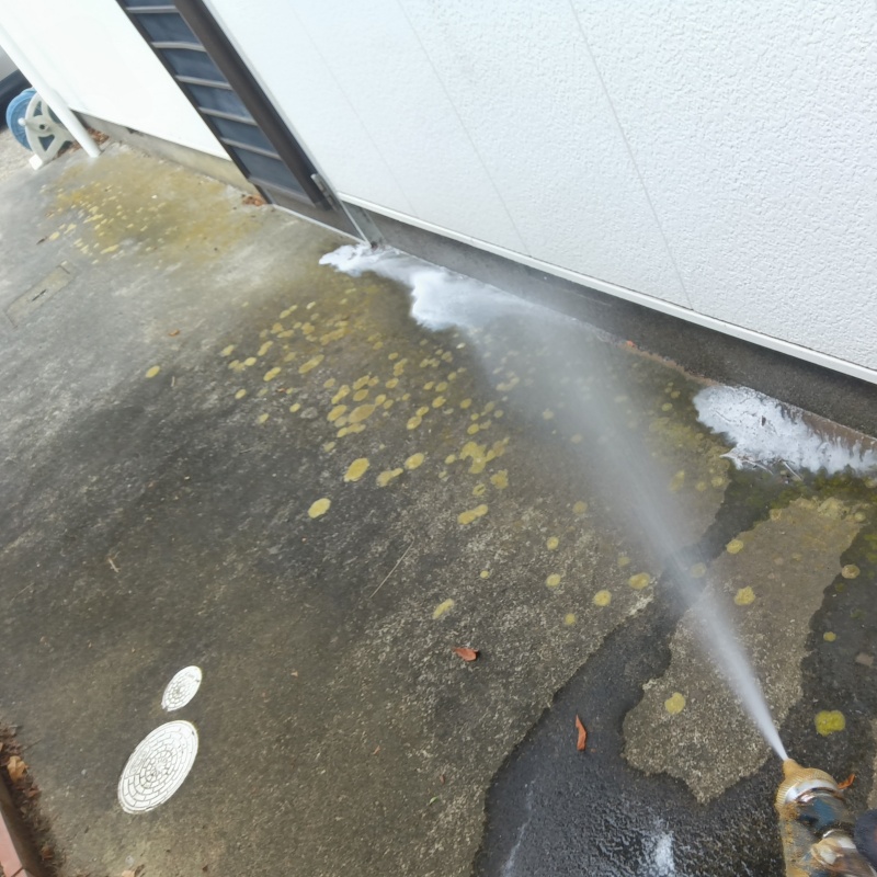 建物外周にシロアリ駆除剤を散布