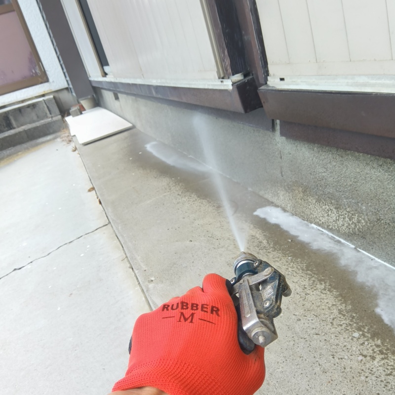 建物外周にシロアリ駆除剤を散布