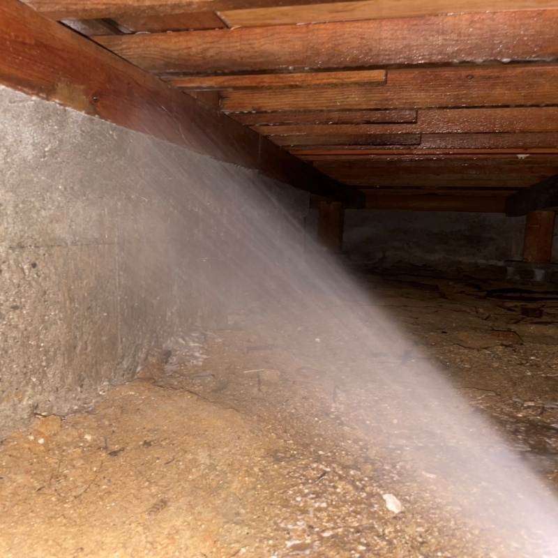 床下の木材にシロアリ駆除剤を散布