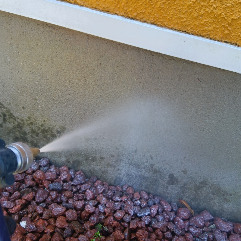 建物外周のシロアリ駆除剤を散布