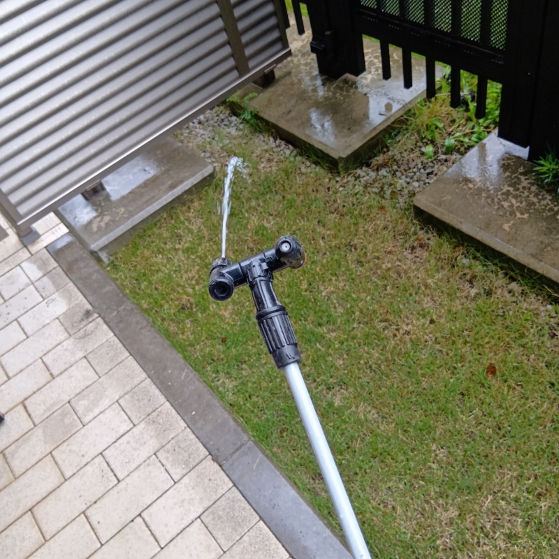 地面にシロアリ駆除剤を散布