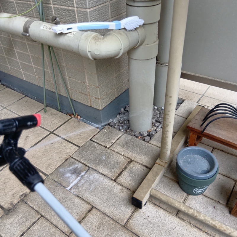 地面にシロアリ駆除剤を散布