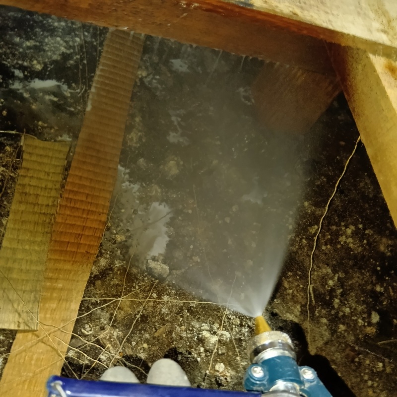 床下の土壌にシロアリ駆除剤を散布