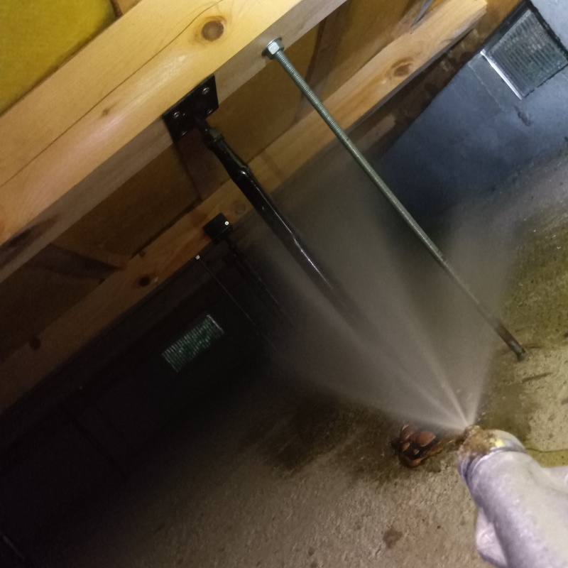 床下の木部にシロアリ駆除剤を散布