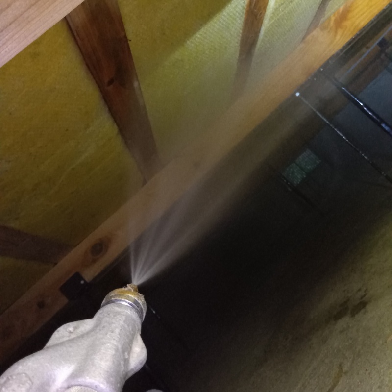 床下の木部にシロアリ駆除剤を散布