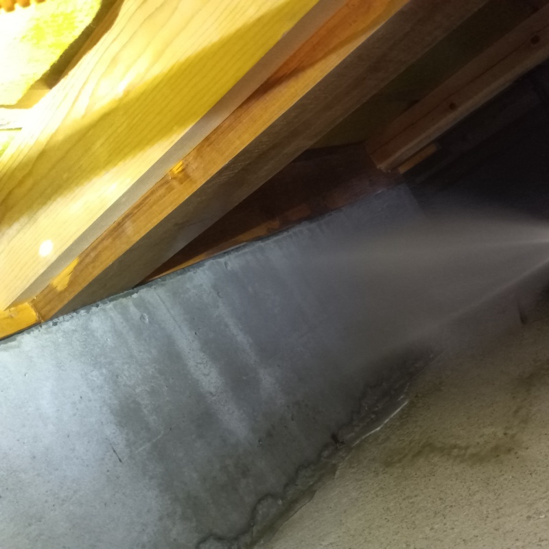 床下の基礎にシロアリ駆除剤を散布